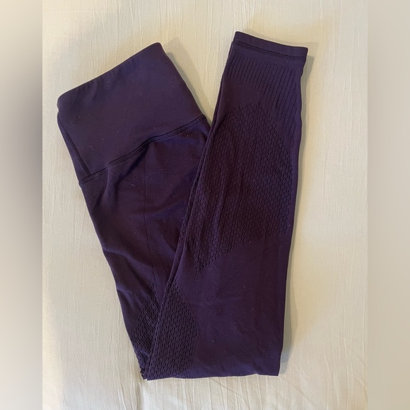 Lululemon Purple Reveal Tight with laser cutting design size 4 - Picture 4 of 5
